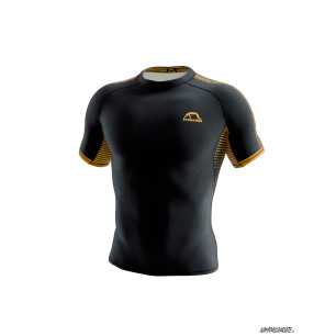 Manto rash guard STRIPE 2.0 musta - Lyhythihainen edulliseen hintaan TJJS Kamppailuvaruste Oy nopea toimitus