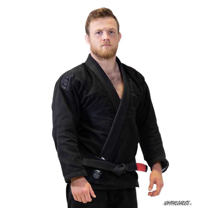 Tatami Estilo Black Label Gi – Svart På Svart till ett lågt pris TJJS Kamppailuvaruste Oy snabb leverans Tatami Estilo Black Label Gi – Svart På Svart till ett lågt pris TJJS Kamppailuvaruste Oy snabb leverans