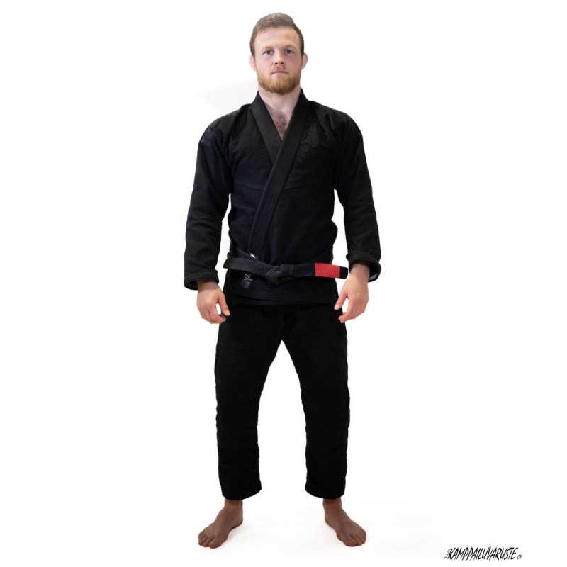 Tatami Estilo Black Label Gi – Svart På Svart till ett lågt pris TJJS Kamppailuvaruste Oy snabb leverans Tatami Estilo Black Label Gi – Svart På Svart till ett lågt pris TJJS Kamppailuvaruste Oy snabb leverans
