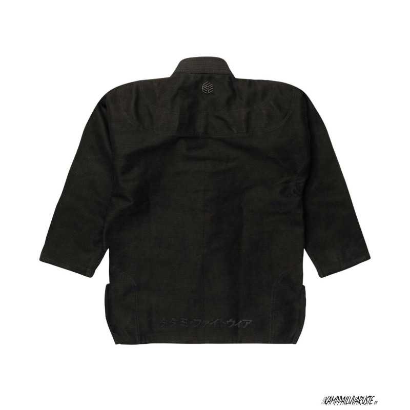 Tatami Estilo Black Label Gi – Svart På Svart till ett lågt pris TJJS Kamppailuvaruste Oy snabb leverans Tatami Estilo Black Label Gi – Svart På Svart till ett lågt pris TJJS Kamppailuvaruste Oy snabb leverans