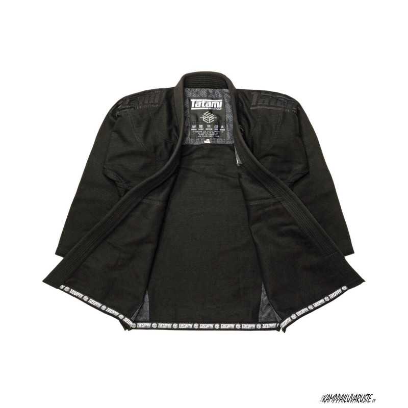 Tatami Estilo Black Label Gi – Svart På Svart till ett lågt pris TJJS Kamppailuvaruste Oy snabb leverans Tatami Estilo Black Label Gi – Svart På Svart till ett lågt pris TJJS Kamppailuvaruste Oy snabb leverans